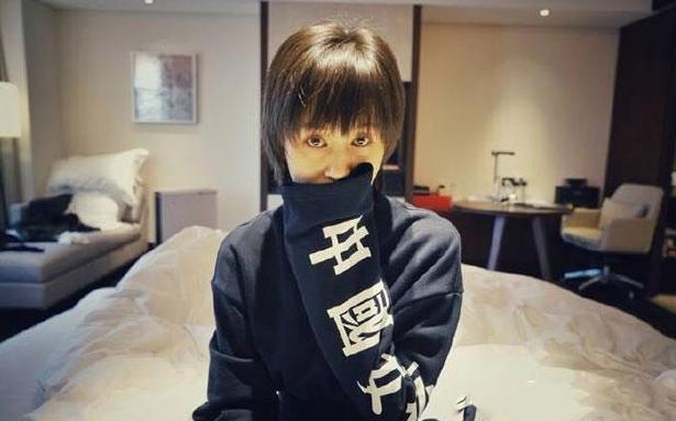 ##参观王子文住的豪宅，生活中比较随性，经常直接在沙发上睡觉