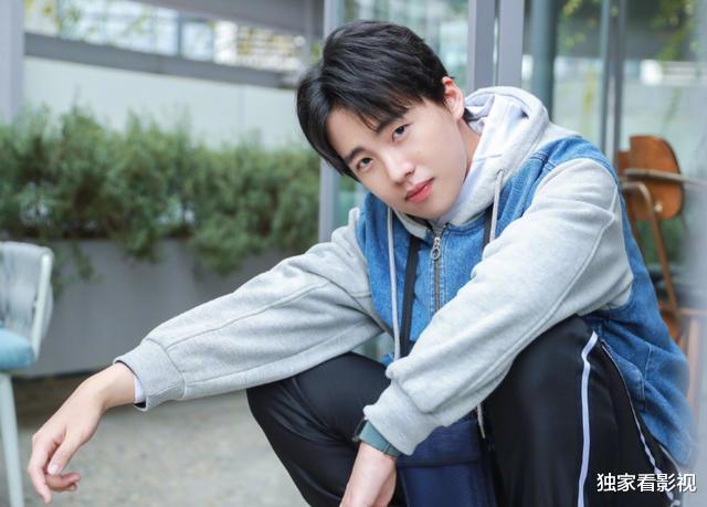 郭麒麟：德云社400人嗷嗷待哺！郭麒麟仨月上9档综艺，岳云鹏刚营业就惹事