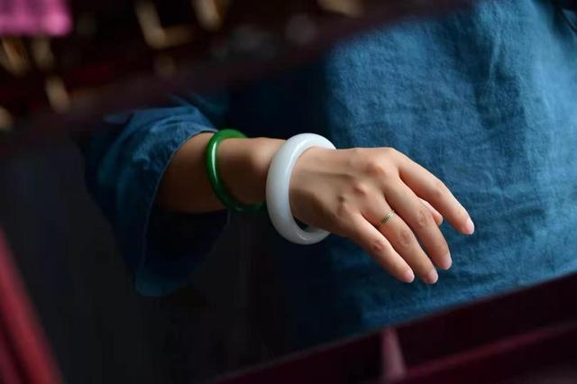 雕刻|和田玉和翡翠，到底哪个好？你知道吗？