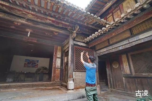 古凌|云南豪宅孤守老农夫：祖上百年前开矿发大财，建房时贴3.6斤黄金