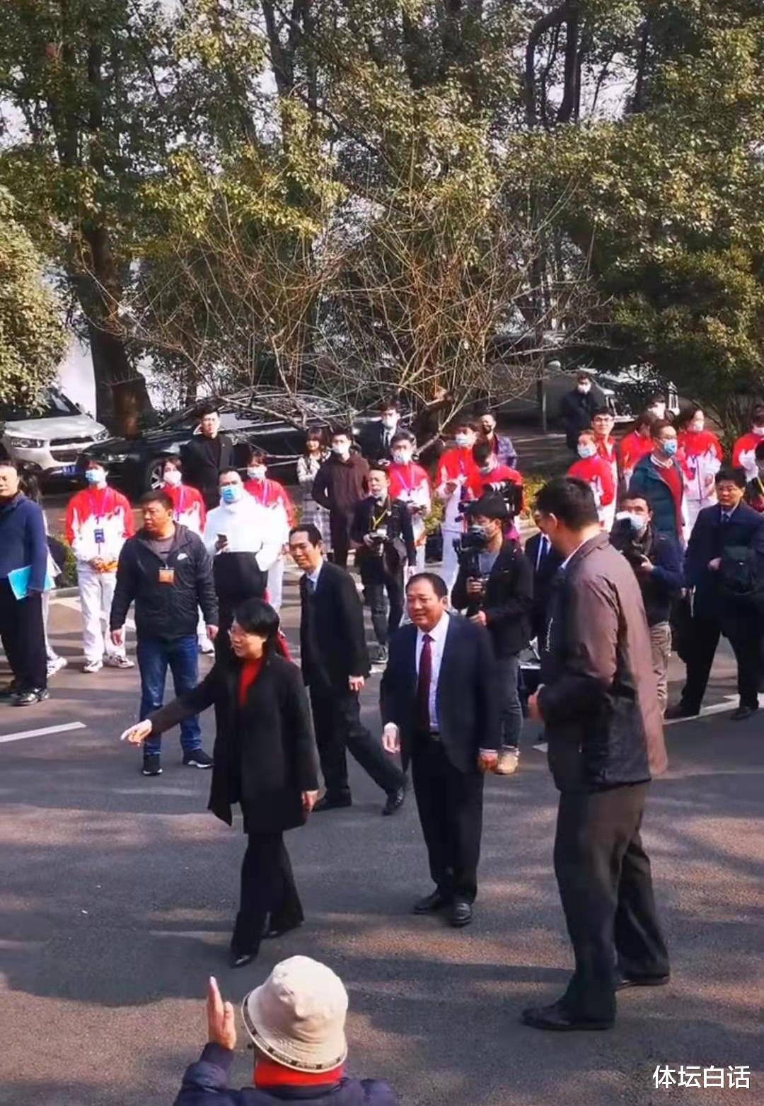 姚明|40岁姚明健康堪忧！参加会议行动迟缓，满脸胡渣下巴长痘