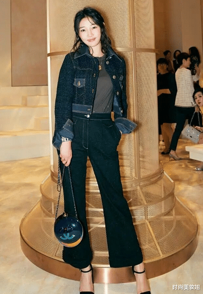 穿衣搭配：白百何终于洋气一回，牛仔短外套配喇叭裤，半扎马尾意外好看