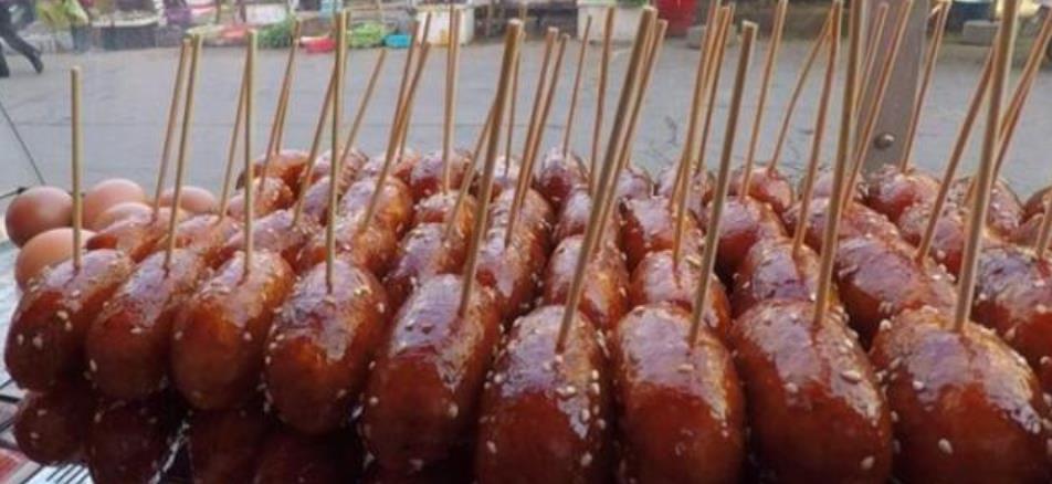 「」夫妻俩街边卖它,一元一个,还没出锅已卖光,邻摊:越看越眼红!