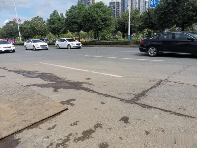 广州日报大洋网|真?翻车现场!江门数十辆摩托车相继滑倒,多人擦伤