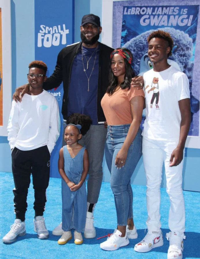 『勒布朗·詹姆斯』詹嫂相貌平平,为啥能令美女环绕的詹姆斯死心塌地?说出来别不信