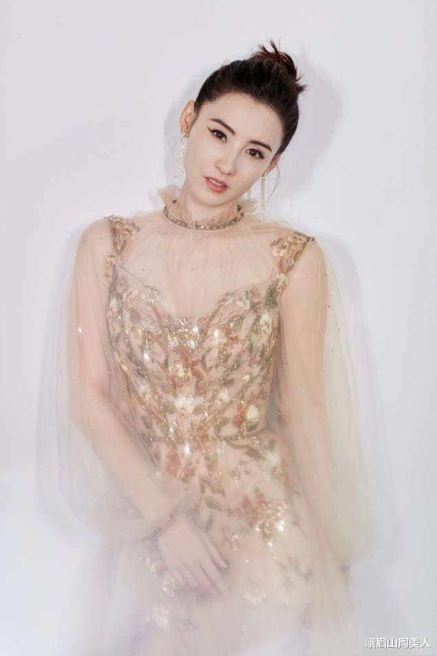 胡兵|丸子头已经不流行了，今年这几种发型是真火，简单大方显脸小