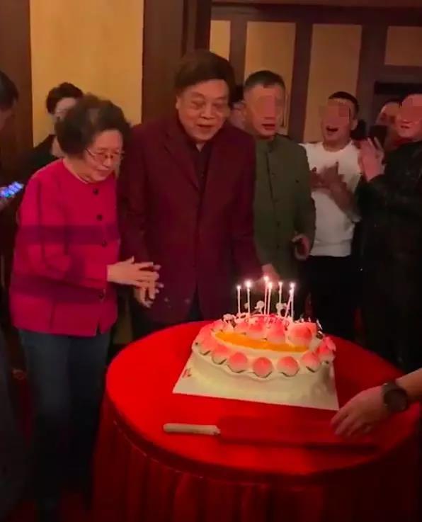 『赵忠祥』痛心！继赵忠祥抗癌失败仙逝，又一知名主持人因病离世，享年42岁