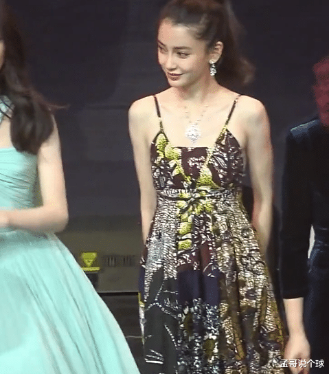『Angelababy』杨颖上台领奖颜值翻车?离开了“磨皮特效”,31岁的脸让人意外