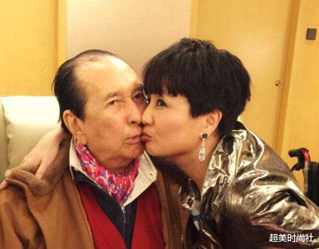 『赌王』赌王长这么帅，挑老婆却一个比一个颜值低，四太锅盖头他也不嫌弃