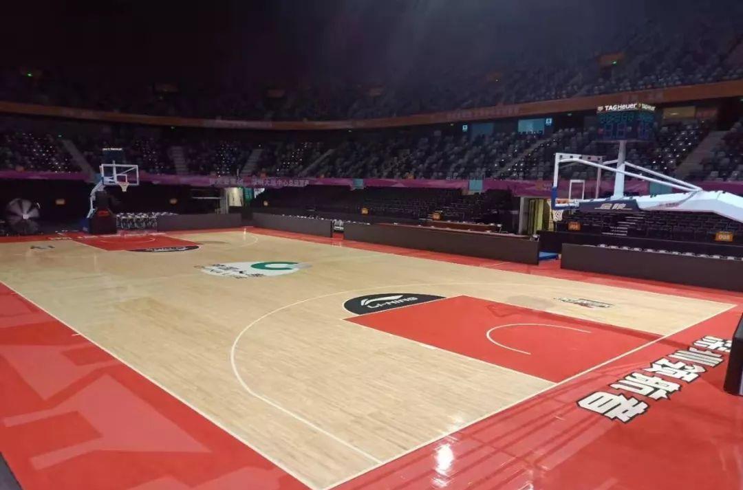 #CBA#CBA和NBA的差距到底有多大？球迷：先把球场中央广告换成球队的Logo吧！