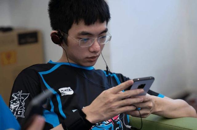 [李炫君]LPL夏季赛大地震！Xiye转LGD圣枪哥留队，LPL一顶级上单官宣退役