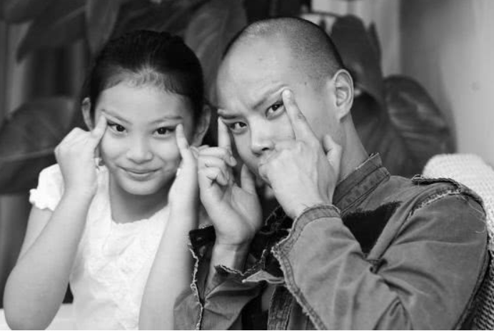 「乐嘉」20岁当爹娶3妻生3孩，曾强吻谢娜侮辱金星，今流浪街头无人识