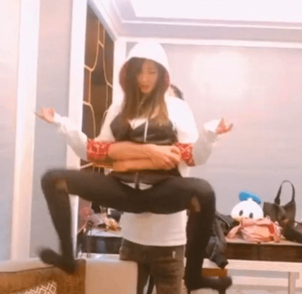 「张天爱」张天爱被哥哥抱着模仿蜘蛛侠，看到哥哥手放的位置，网友：应该避嫌了