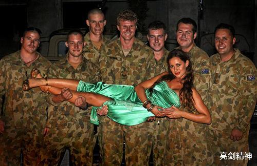 太勁爆！澳大利亞女星前往阿富汗鼓舞士氣，卻被爆與士兵發生關系-圖3