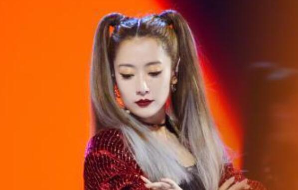 白冰|得罪了谁?白冰《乘风破浪》全身遭打码,粉丝怒怼节目组不尊重人