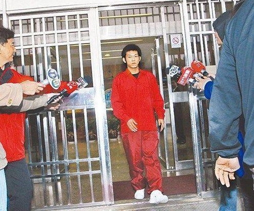 李连杰|李连杰接班人：入狱15年，戴手铐参加父亲葬礼，今成过亿票房导演