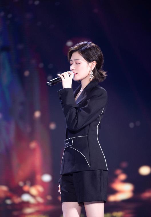 t恤|万茜短发太帅，简约T恤也能穿出高级风真让人羡慕，可以当男模了