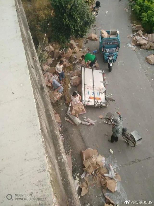 河南商报|货车遭遇事故，7吨猪肉被村民疯抢，车主苦苦哀求也没用....