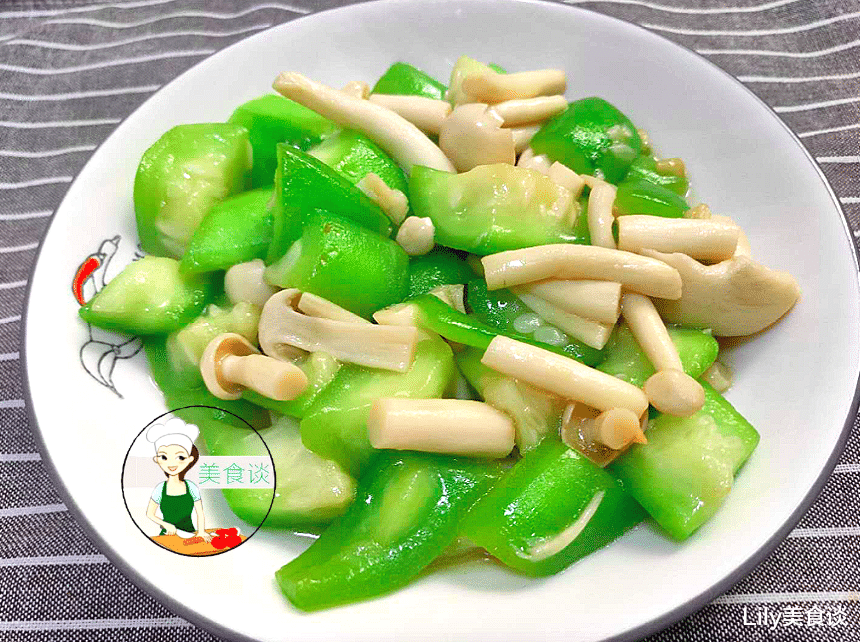 丝瓜|九月，这两样素菜一起炒，不放肉也很鲜，初秋吃它特养人，别错过