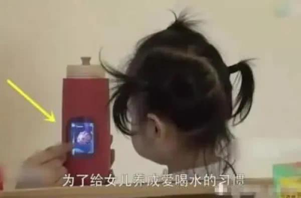【包贝尔】明星到底多有钱,来看看包贝尔的女儿喝水的杯子就知道,一个杯子居然都能看电视