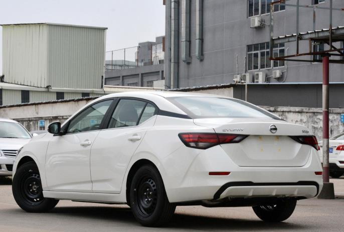 「日产轩逸」先花13万开日产轩逸,再花12万提标致408,车主:它俩实力相当