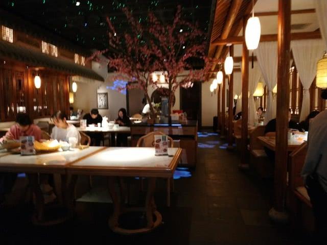 「黄冈」恢复堂食后，郑州五口之家外出吃饭遇麻烦：有餐馆不接待四人以上用餐