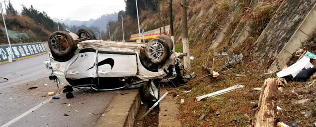 亚洲播报一姐 贵州一男子趁发小喝醉，偷其钥匙开车上路，酿成大祸，实力坑友！