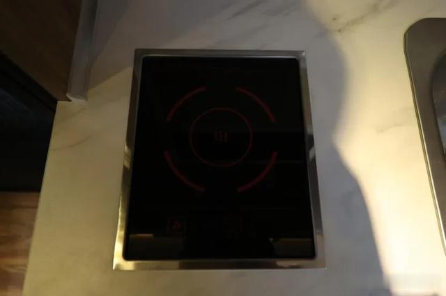 房车|新款V90房车来啦！2.0T很省油水电充足，22.98万夫妻2人用挺不错