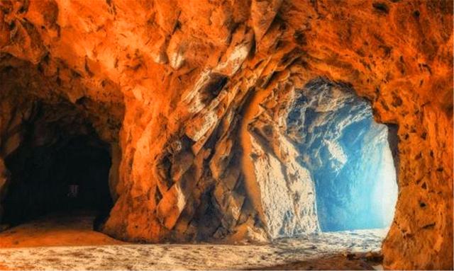 「日军」村民进山打猎,意外发现秘密山洞,洞内全是日军遗留“宝藏”