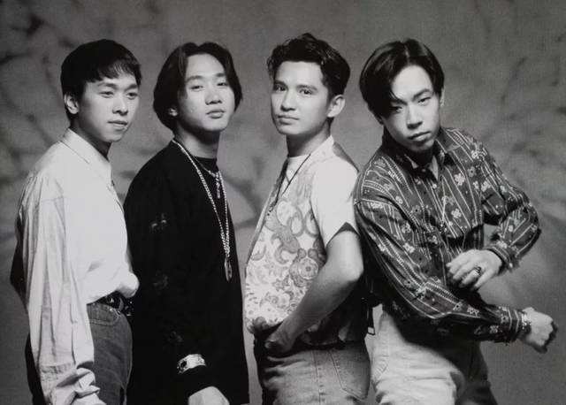 黄龄|舞台事故：歌手黄龄摔下舞台受伤，仍坚持演唱后治疗，引来众人热议，工作室忙报平安回应