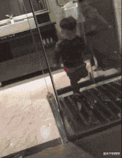 |“快捷酒店地板装修成这样子，哈哈...刚出电梯两腿就发软了！”