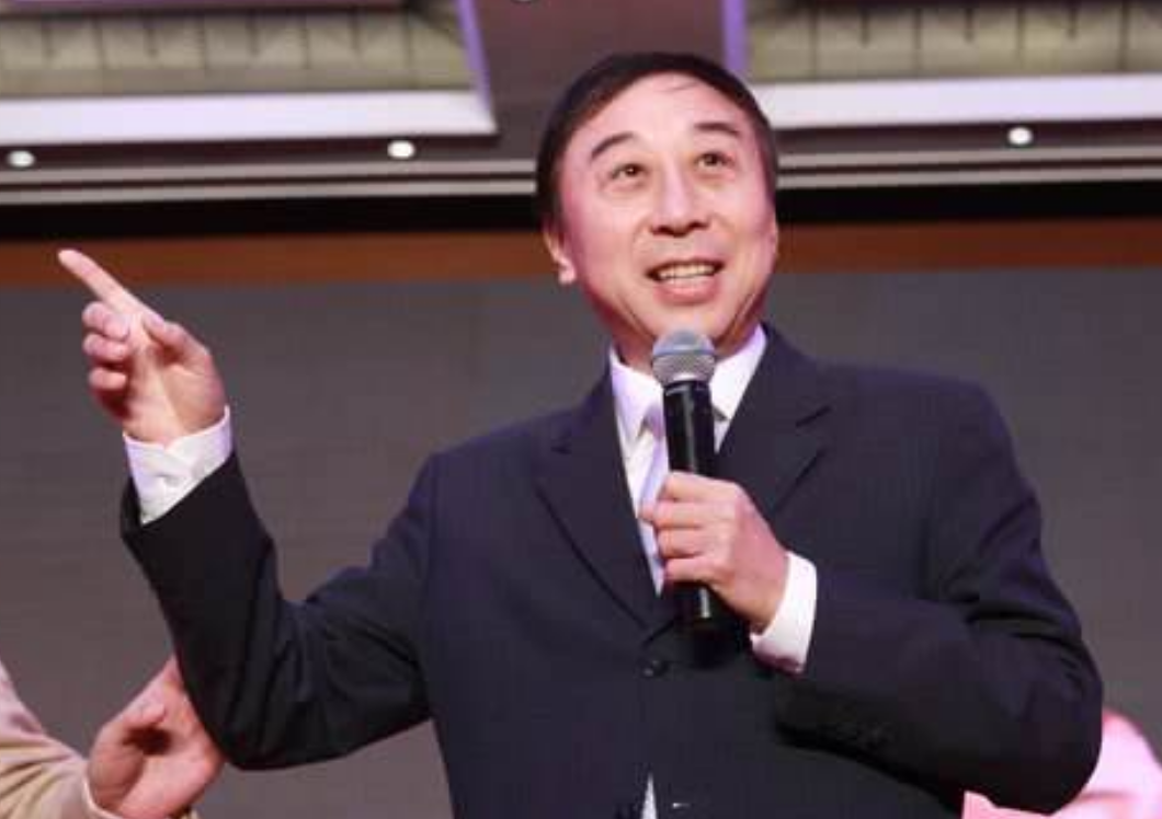 贾玲|因春晚跷二郎腿而出名，还是冯巩的爱女，现如今为贾玲打工