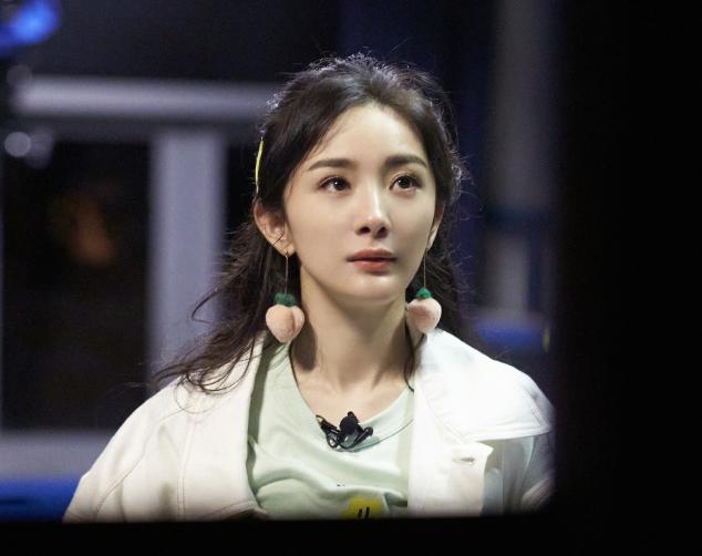 穿衣搭配|不愧是“带货女王”,杨幂在《密逃》里的初秋穿搭,又美到我了