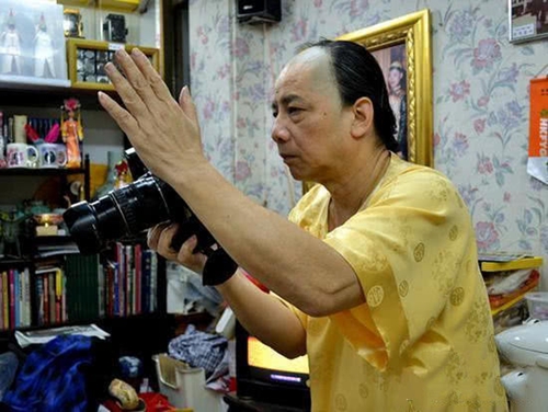 多尔衮|清亡了108年，多尔衮十世孙留长辫穿黄袍，为血脉纯正拒娶普通人