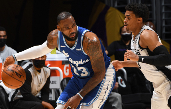 欧冠|湖人输球三大罪人！一个发挥不稳，一个毫无作为，一个扶不起的阿斗