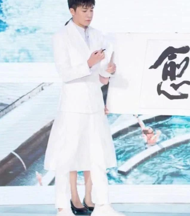 错位:明星错位照火了,王俊凯搂着赵薇、王一博娘气十足?网友:笑出眼泪