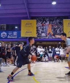 【】一位独臂篮球少年震撼了无数人,打球是快乐的,训练是痛苦的