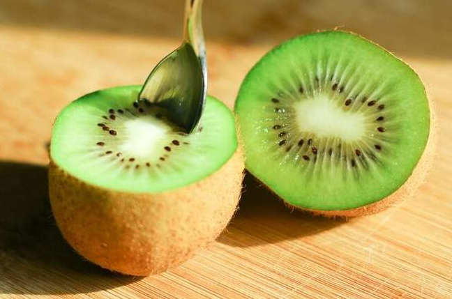 『肝硬化』猕猴桃放入蒸锅里2分钟，这个方法用钱也买不到，可惜很多人不懂