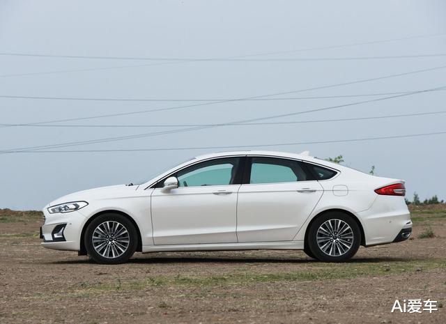 奔驰S级|被冷落的B级好车！轴距2850，丐版膝部气囊，一身精品高速稳如牛