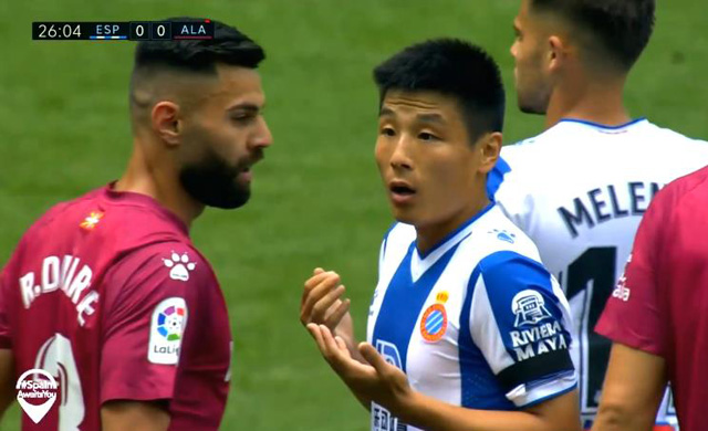 「武磊」武磊致敬马拉多纳！演“上帝之手”破门，对手集体投诉，裁判出牌