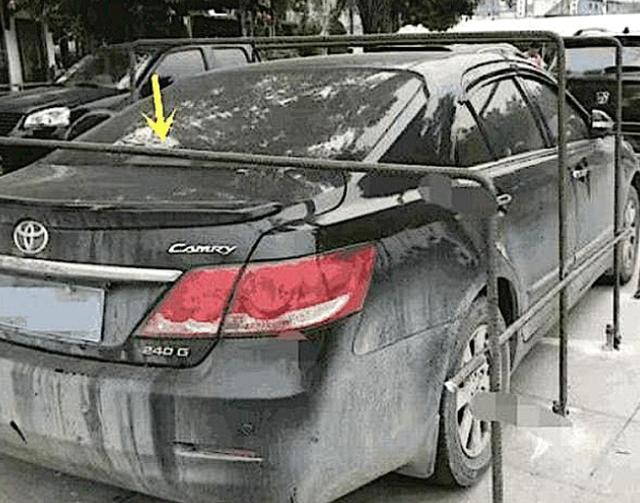 丰田凯美瑞:15万车位被霸占,挪车电话还是10086,业主焊上“钢筋车衣”