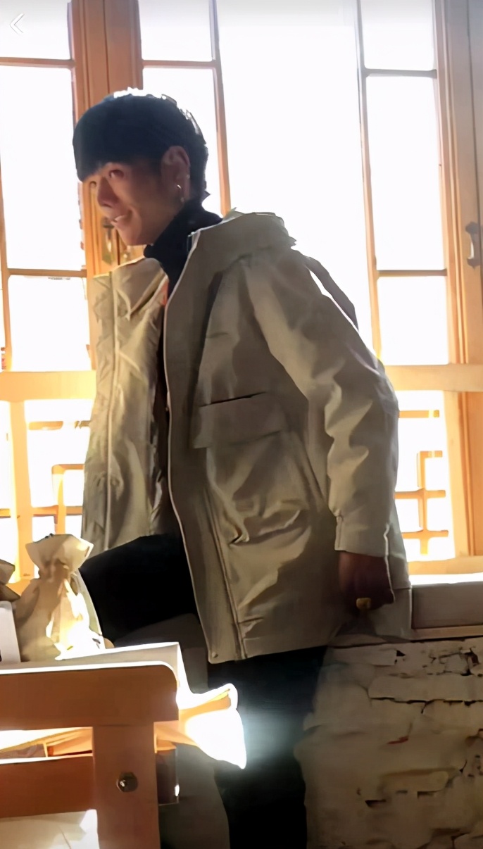 戒指|网红丁真被曝穿上千元外套，戴金戒指用近万元手机，评论却反转