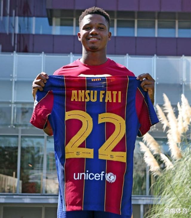 巴塞罗那|1500万，巴萨耻辱报价惹怒国米！苏亚雷斯离开，没有9号位补充