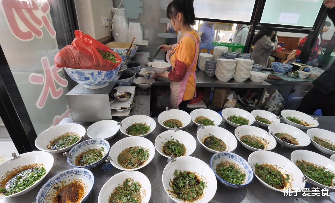 饺子|饺子馆每天煮一百多碗饺子，老顾客掐着点来，打工人：我吃不起！