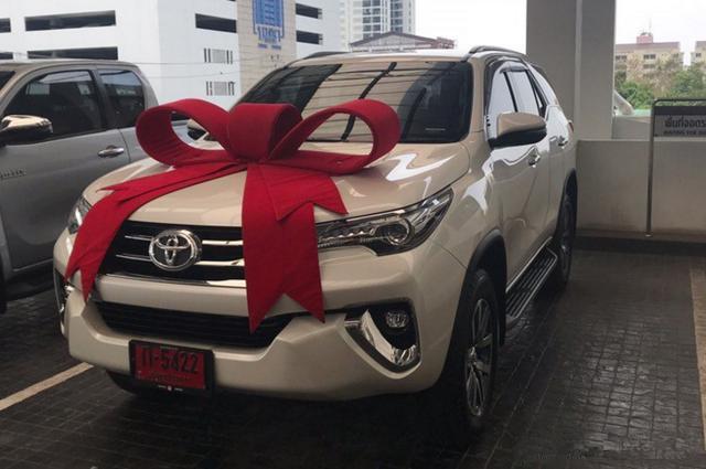 「奔跑者」丰田终于做出让步，全新“小霸道”直降7万，搭载2.7L+四驱！