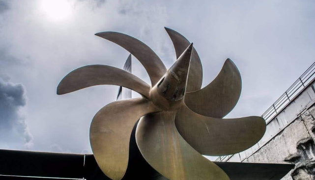 山东舰|山东舰如此强大，出海后为何总有鲨鱼尾随？世界性难题无人能解