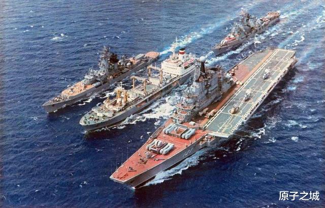 苏联@二战结束时，美国有100艘航母万架轰炸机，为何不趁机进攻苏联？