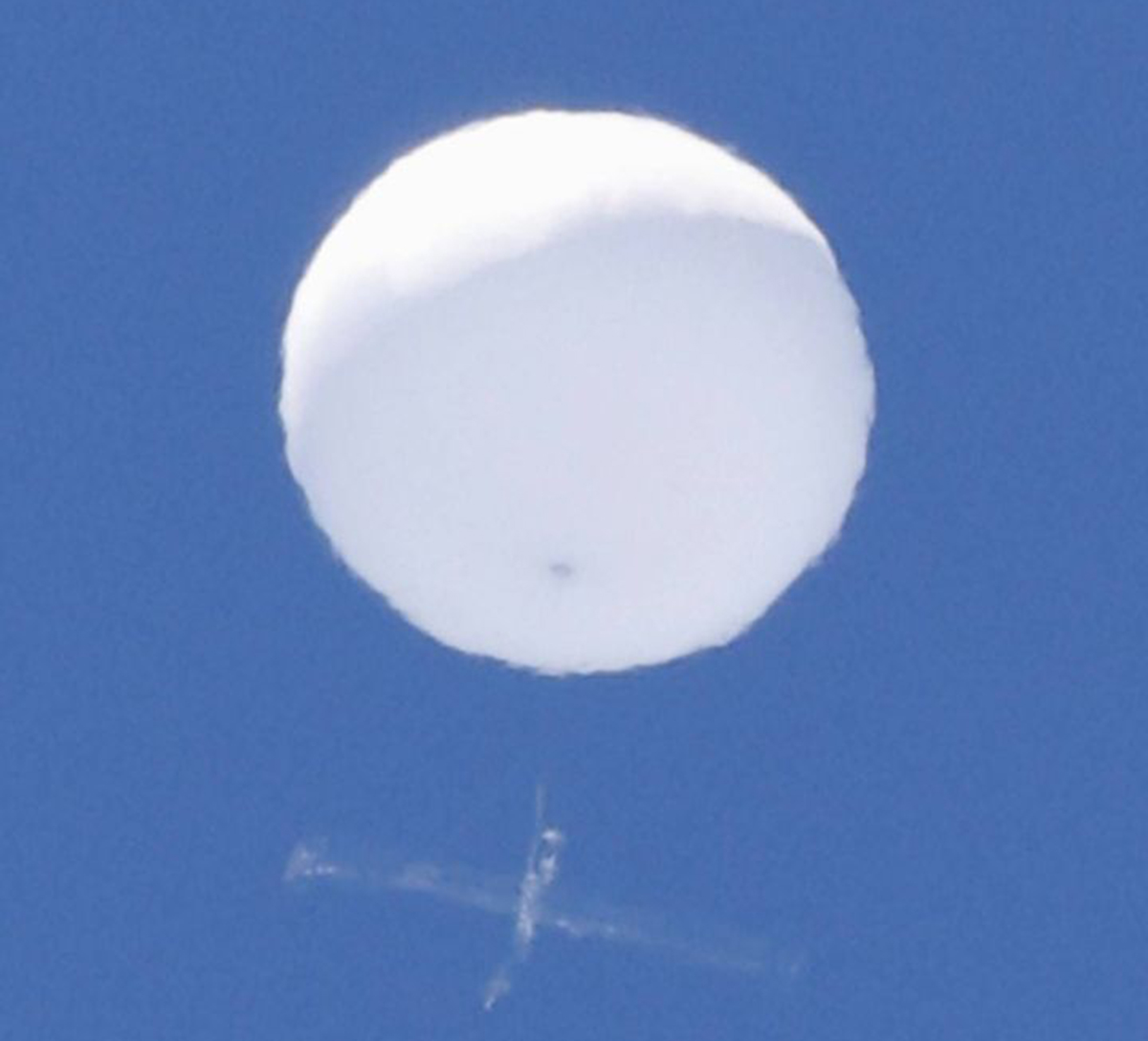 「UFO」UFO降临?6月17日,日本上空出现不明飞行物,形如白球拖拽十字架