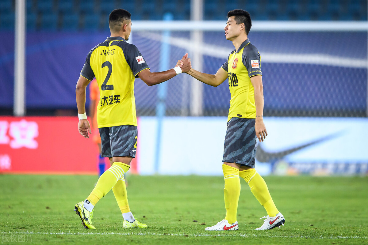 河南建业|恒大战建业阵容浮出水面，费南多领衔攻击线，两大希望之星镇中场