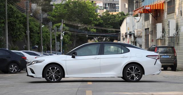 『丰田凯美瑞』B级车中的“新标杆”，质量及安全领先同级，油耗4.1L，月销破2万